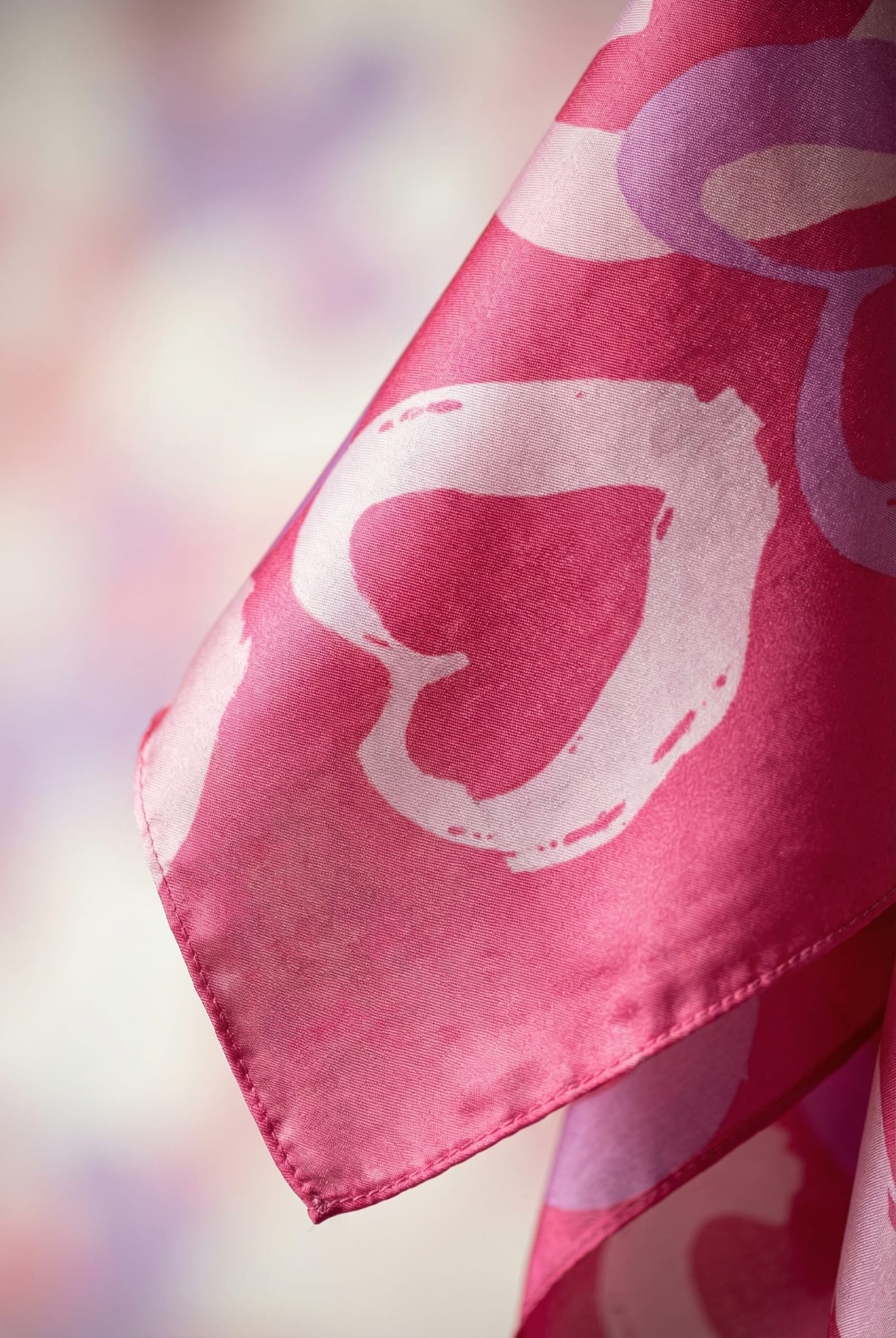 Roze sjaal met abstract patroon