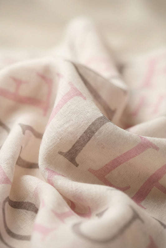Sjaal met letterprint roze en grijs