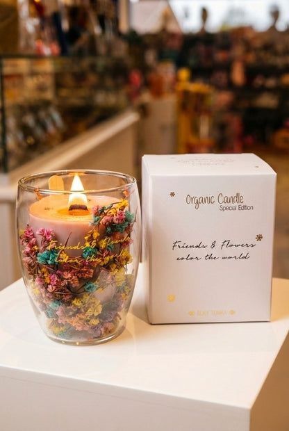 Geurkaarsen met tekst.'Friends & flowers color the world '