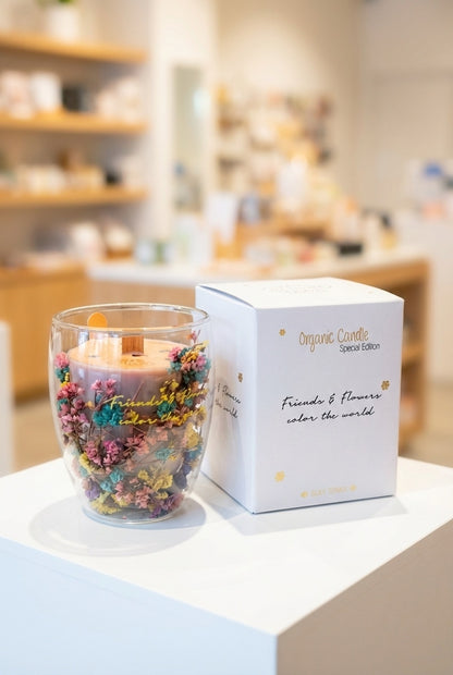 Geurkaarsen met tekst.'Friends & flowers color the world '