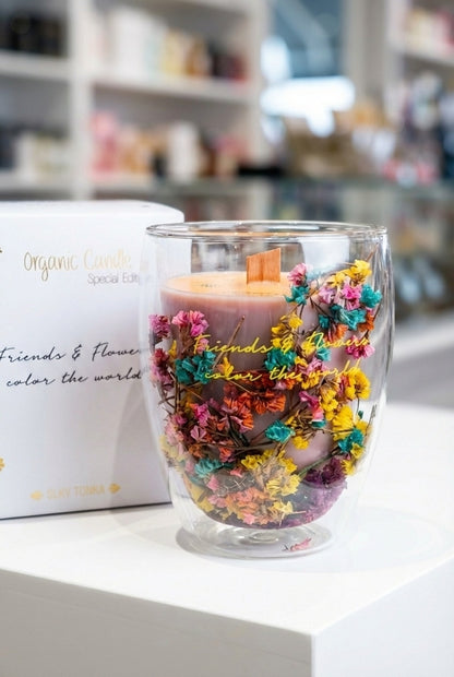 Geurkaarsen met tekst.'Friends & flowers color the world '
