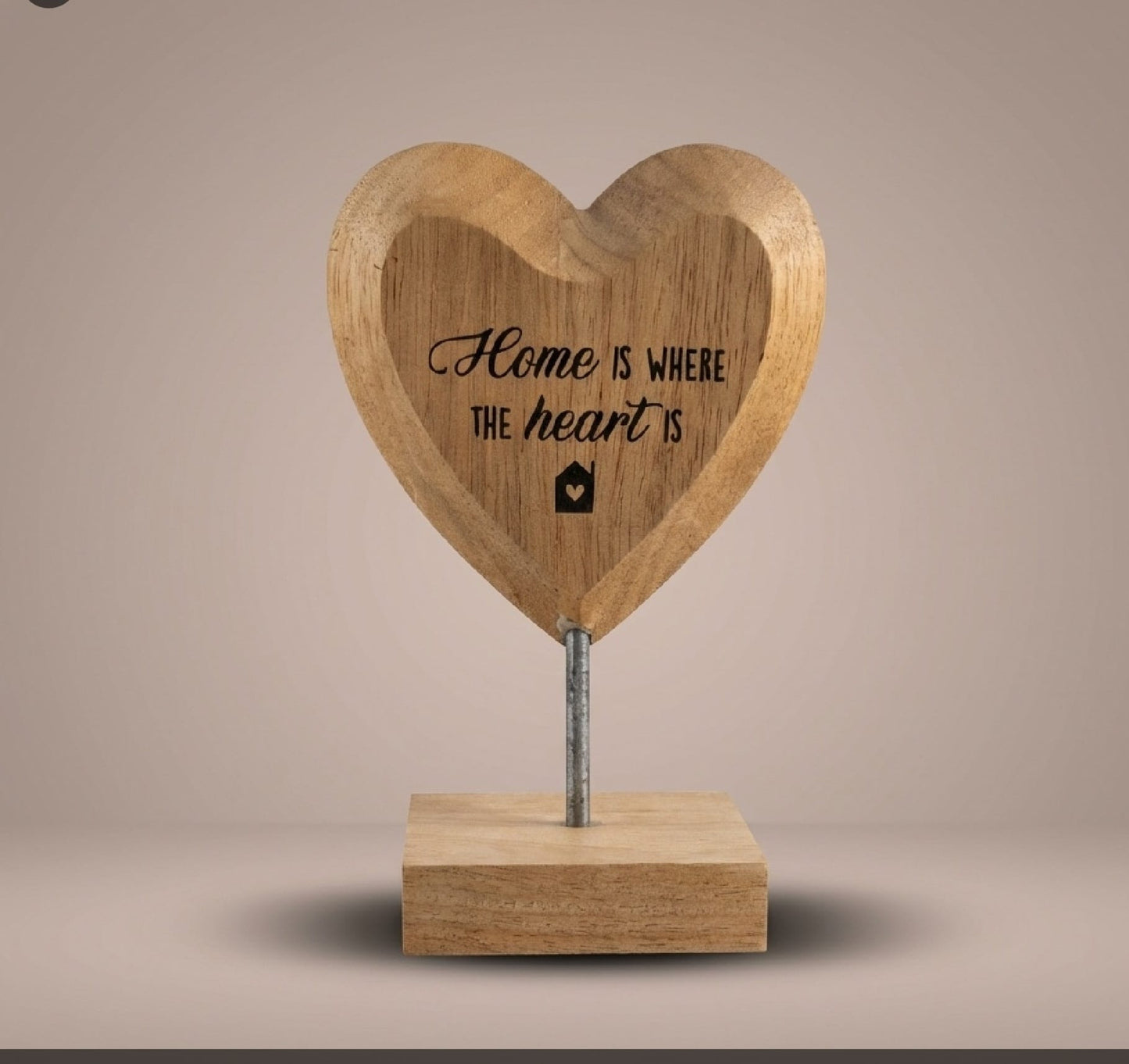 Houten hartjes 'HOME IS WHERE THE HART IS '