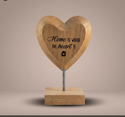 Houten hartjes 'HOME IS WHERE THE HART IS '