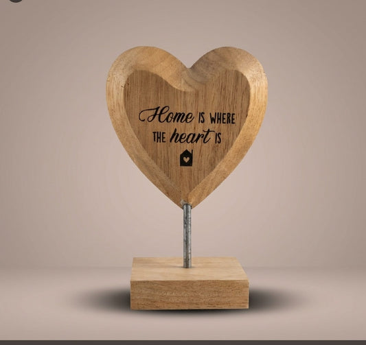 Houten hartjes 'HOME IS WHERE THE HART IS '