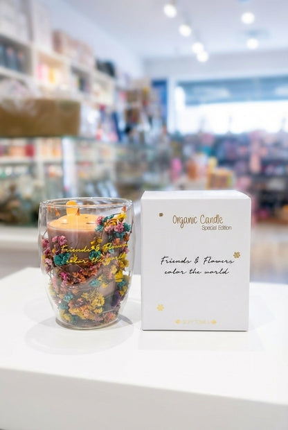 Geurkaarsen met tekst.'Friends & flowers color the world '